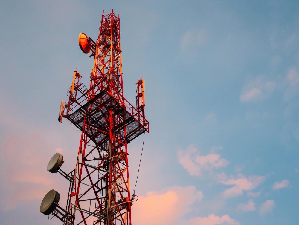 Peluang dan Tantangan Implementasi IoT di Berbagai Sektor Industri