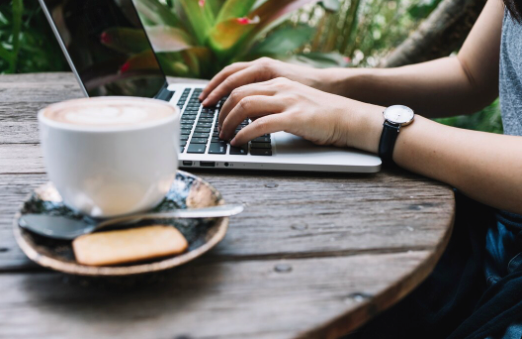 Dampak IoT di Berbagai Sektor: Transformasi Industri dan Kehidupan Sehari-hari