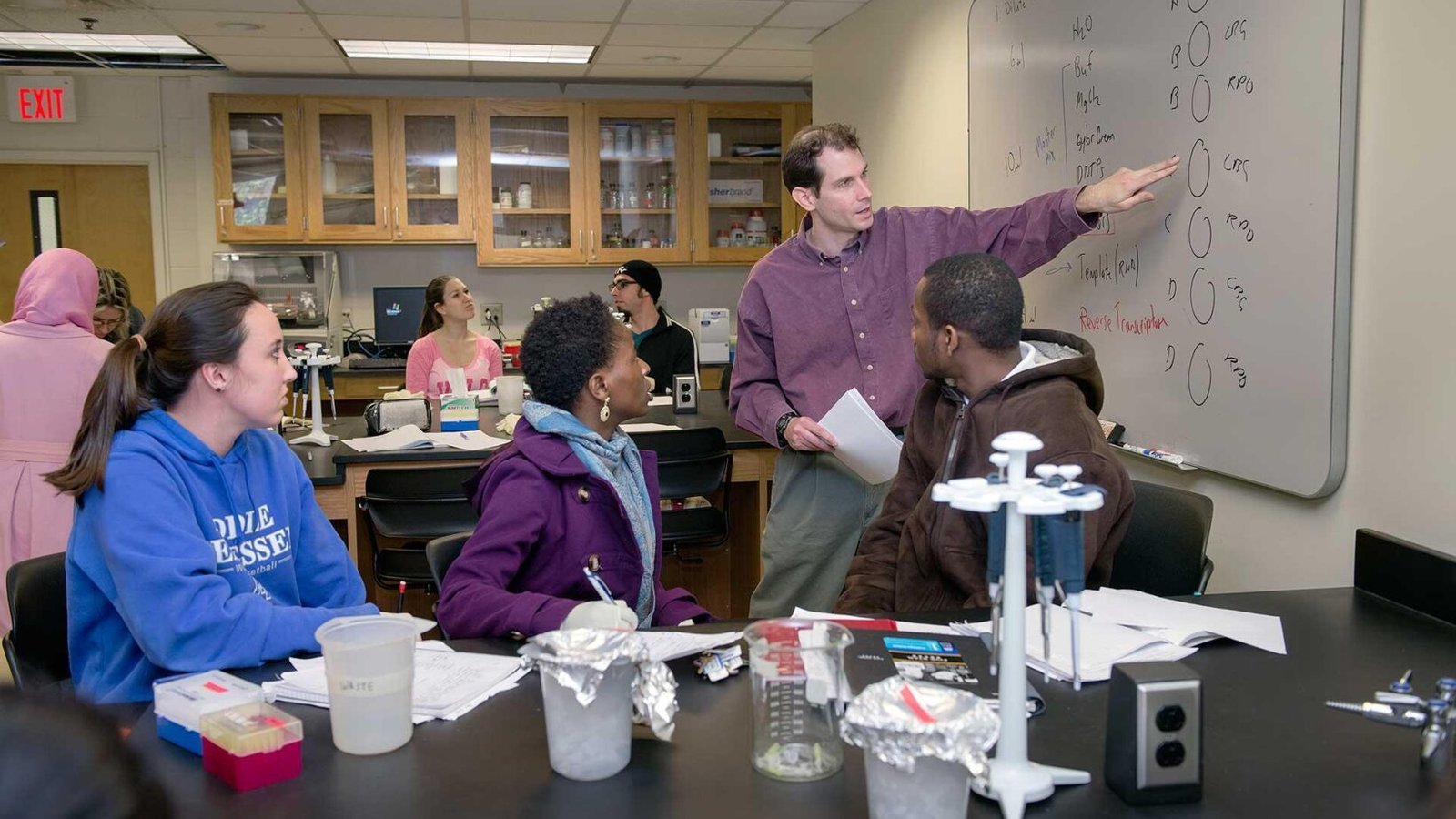 Mengenal Lebih Dekat Internet of Things (IoT): Definisi, Jenis, Cara Kerja, dan Manfaatnya