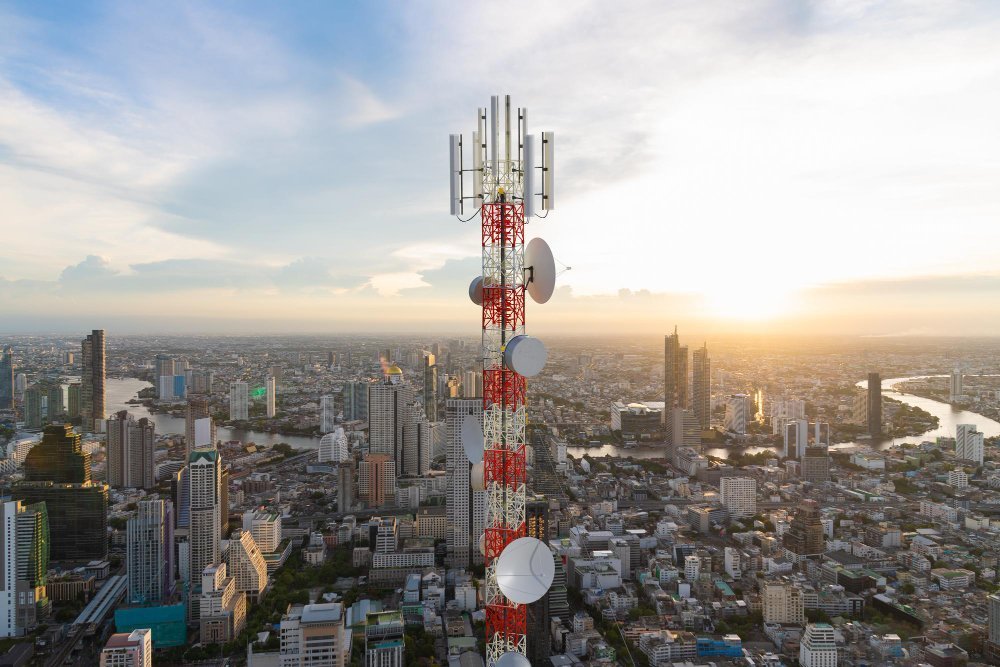 Satelit: Mengukir Jejak di Langit dan Bumi